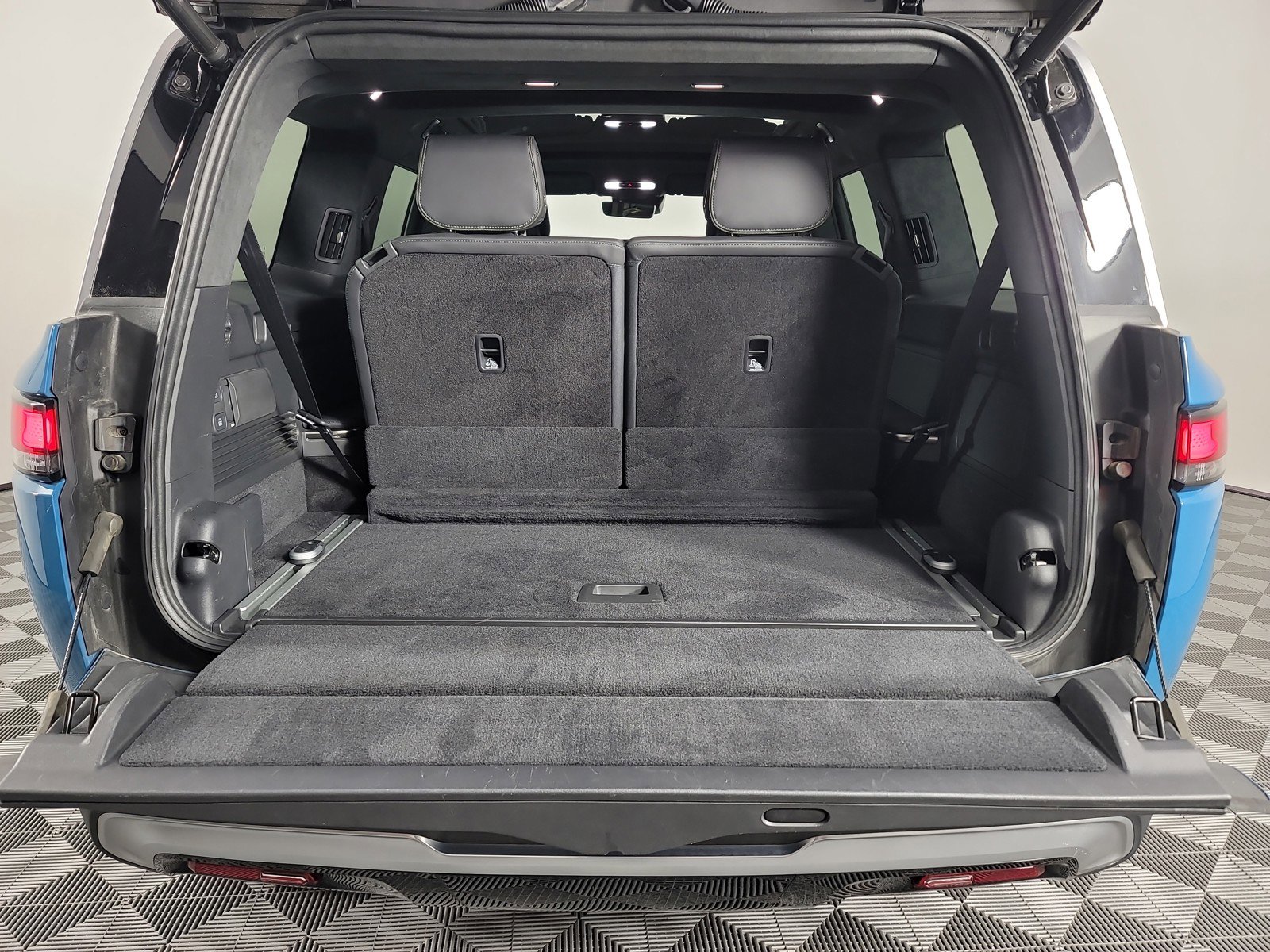 Used 2023 Rivian R1S Adventure image 16