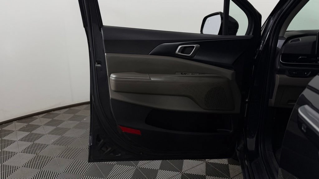 Used 2025 Kia Carnival FWD image 13
