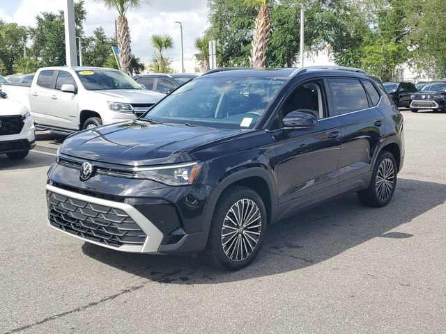 Used 2025 Volkswagen Taos SE w/ Panoramic Sunroof Package image 2
