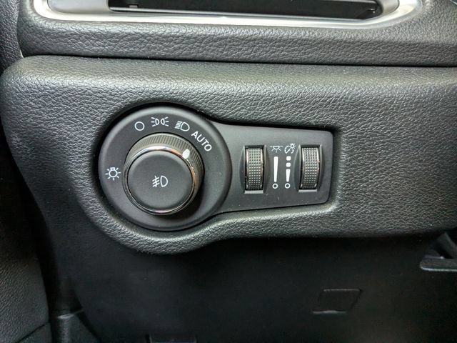 Used 2025 Chrysler Pacifica Limited FWD image 24