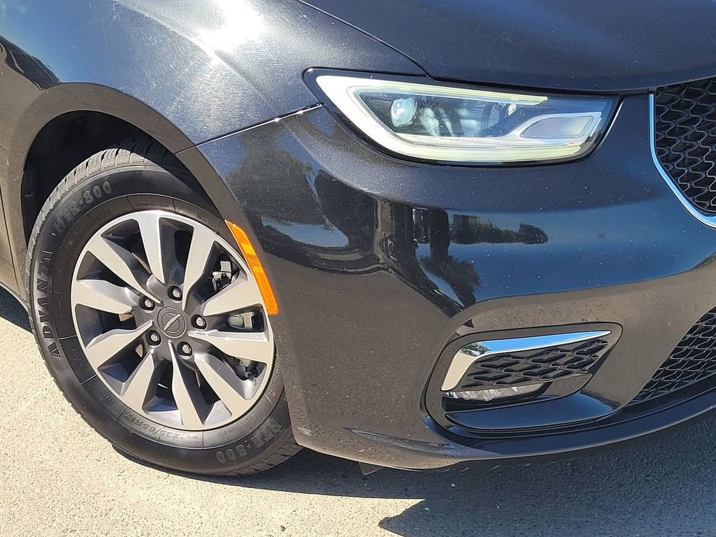 Used 2024 Chrysler Pacifica Select image 9