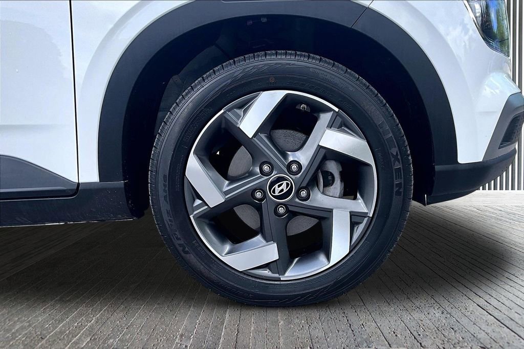 Used 2025 Hyundai Venue SEL FWD image 9