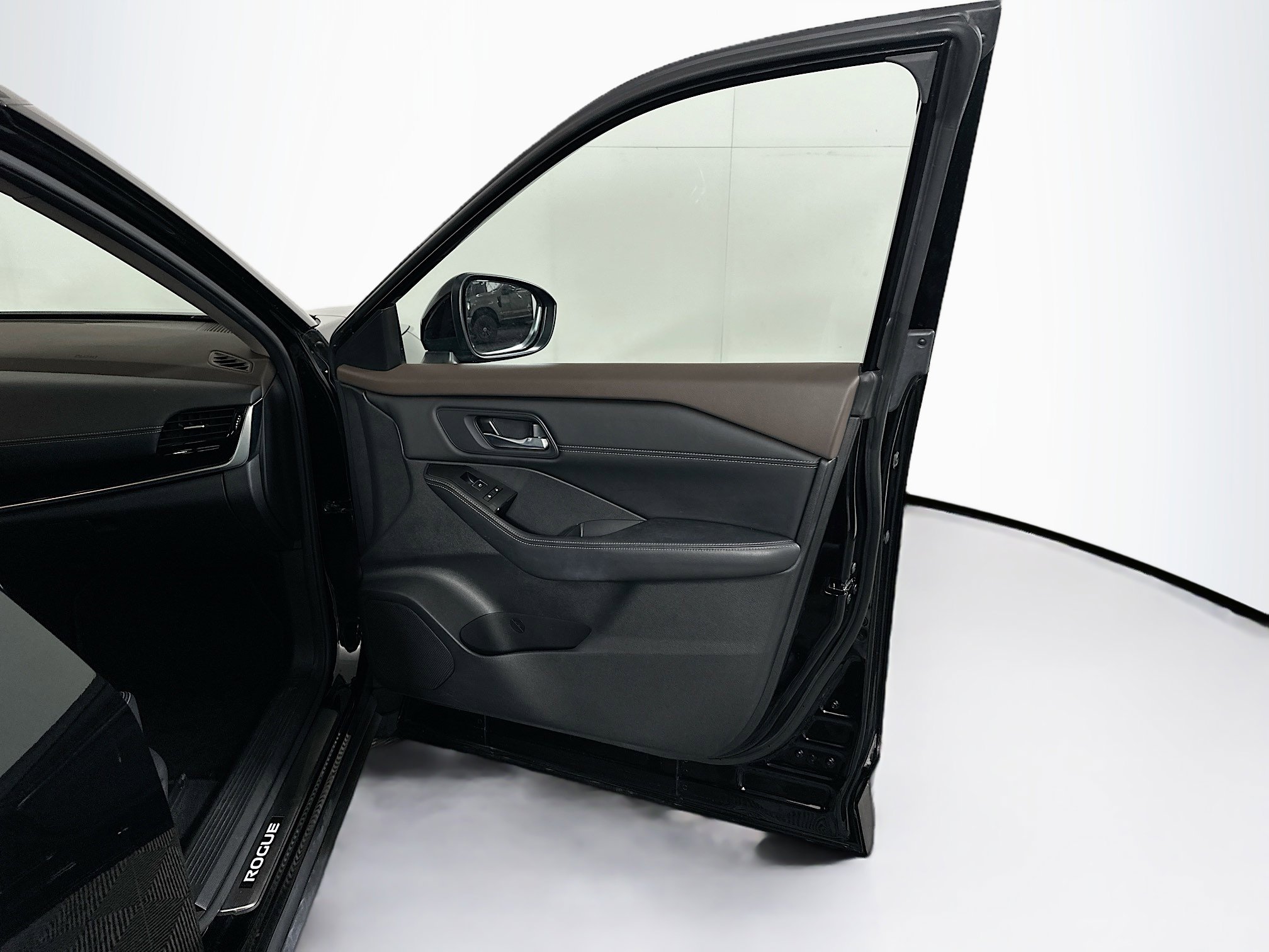 Used 2023 Nissan Rogue SL image 34