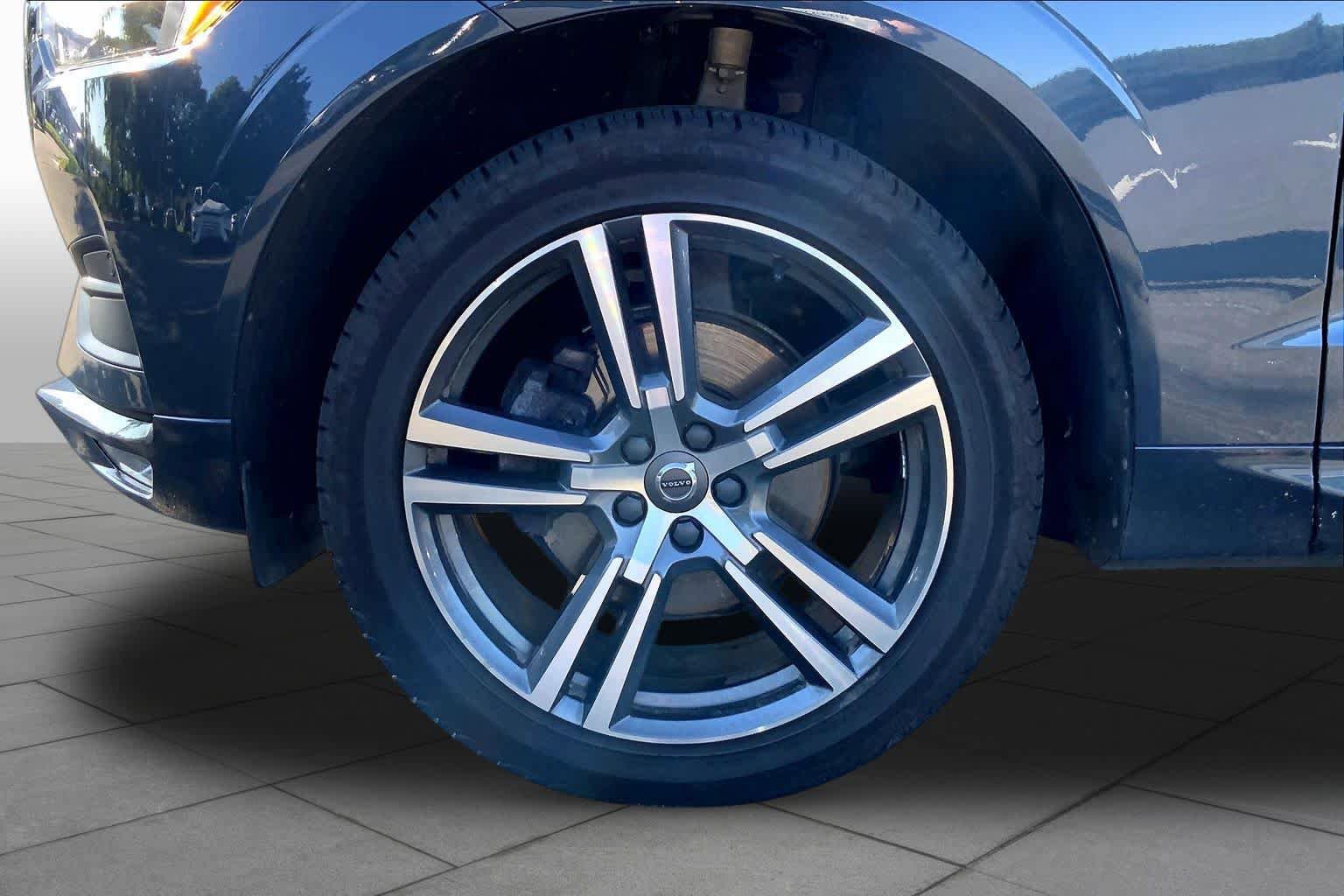 Used 2021 Volvo XC60 T5 Momentum w/ Premium Package AWD/4WD image 11
