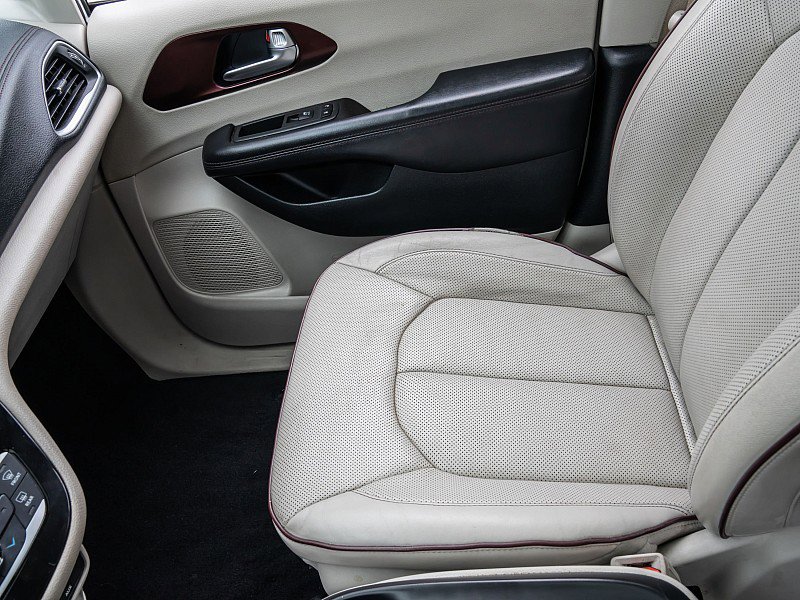Used 2020 Chrysler Pacifica Limited image 28