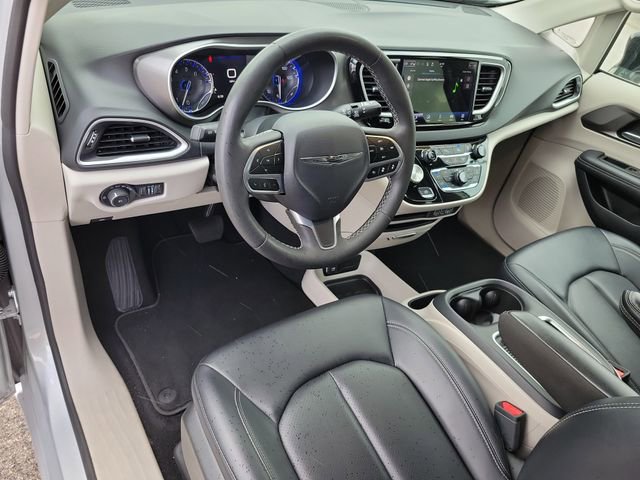 Used 2024 Chrysler Pacifica Touring-L image 17