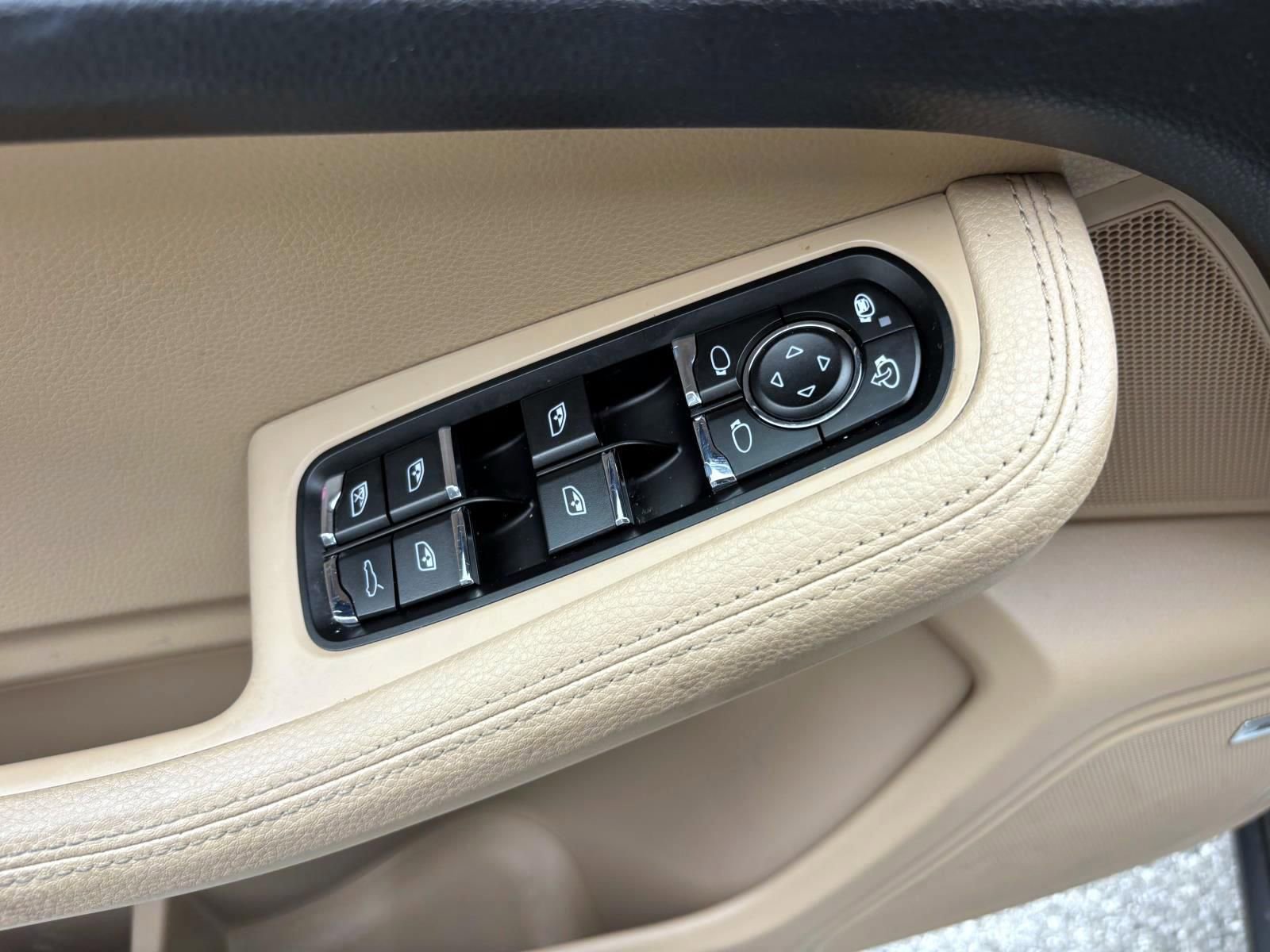 Used 2020 Porsche Macan AWD/4WD image 24