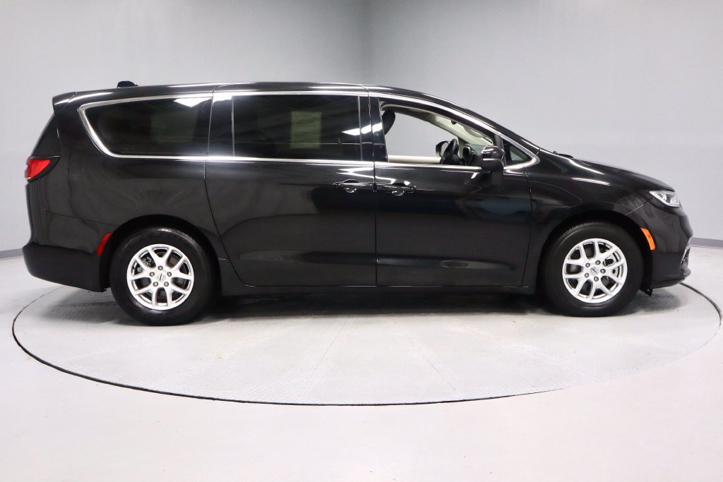 Used 2023 Chrysler Pacifica Touring-L FWD image 11