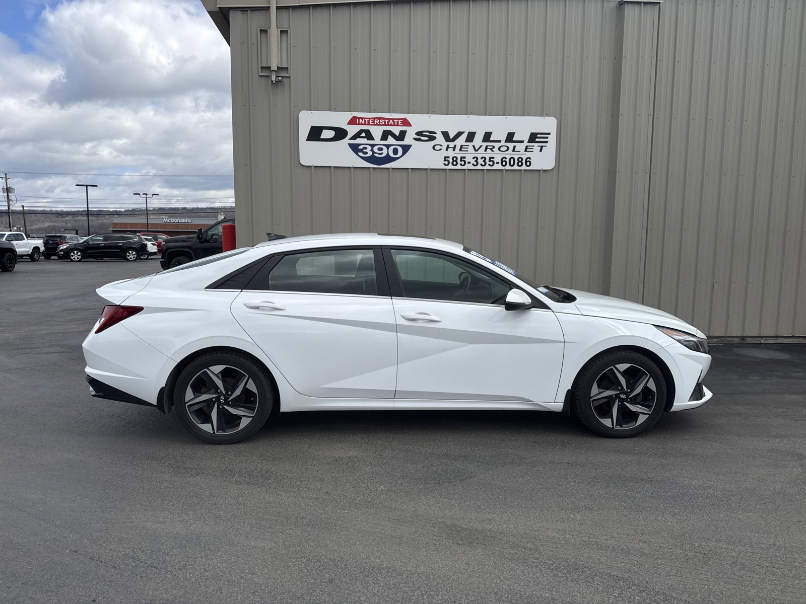 Used 2023 Hyundai Elantra Limited w/ Preferred Accessory Package FWD image 2
