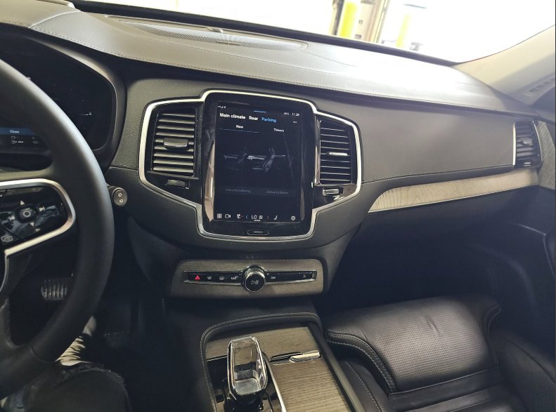 Certified 2024 Volvo XC90 T8 Ultimate AWD/4WD image 9