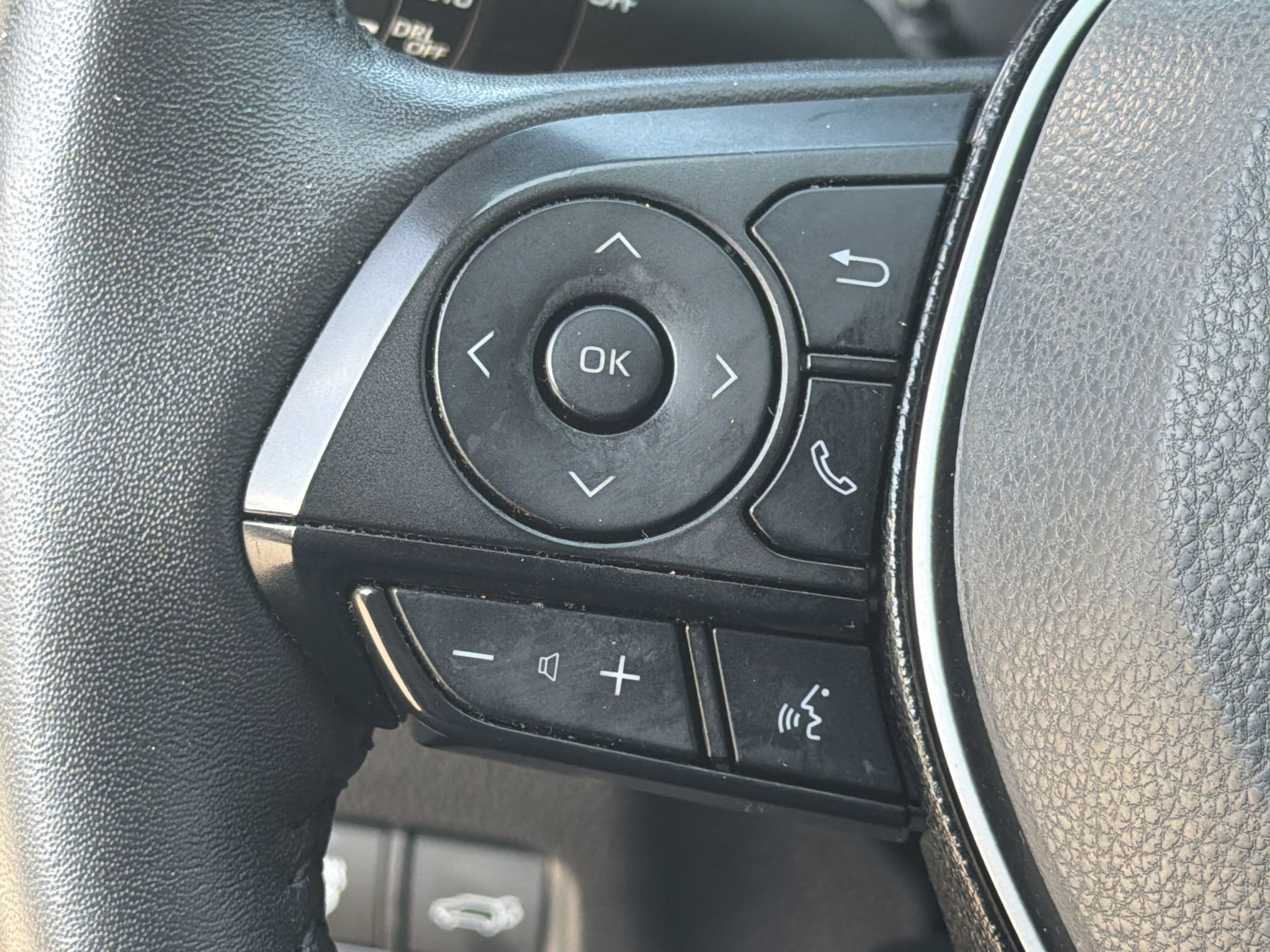 Used 2021 Toyota RAV4 XLE Premium FWD image 9