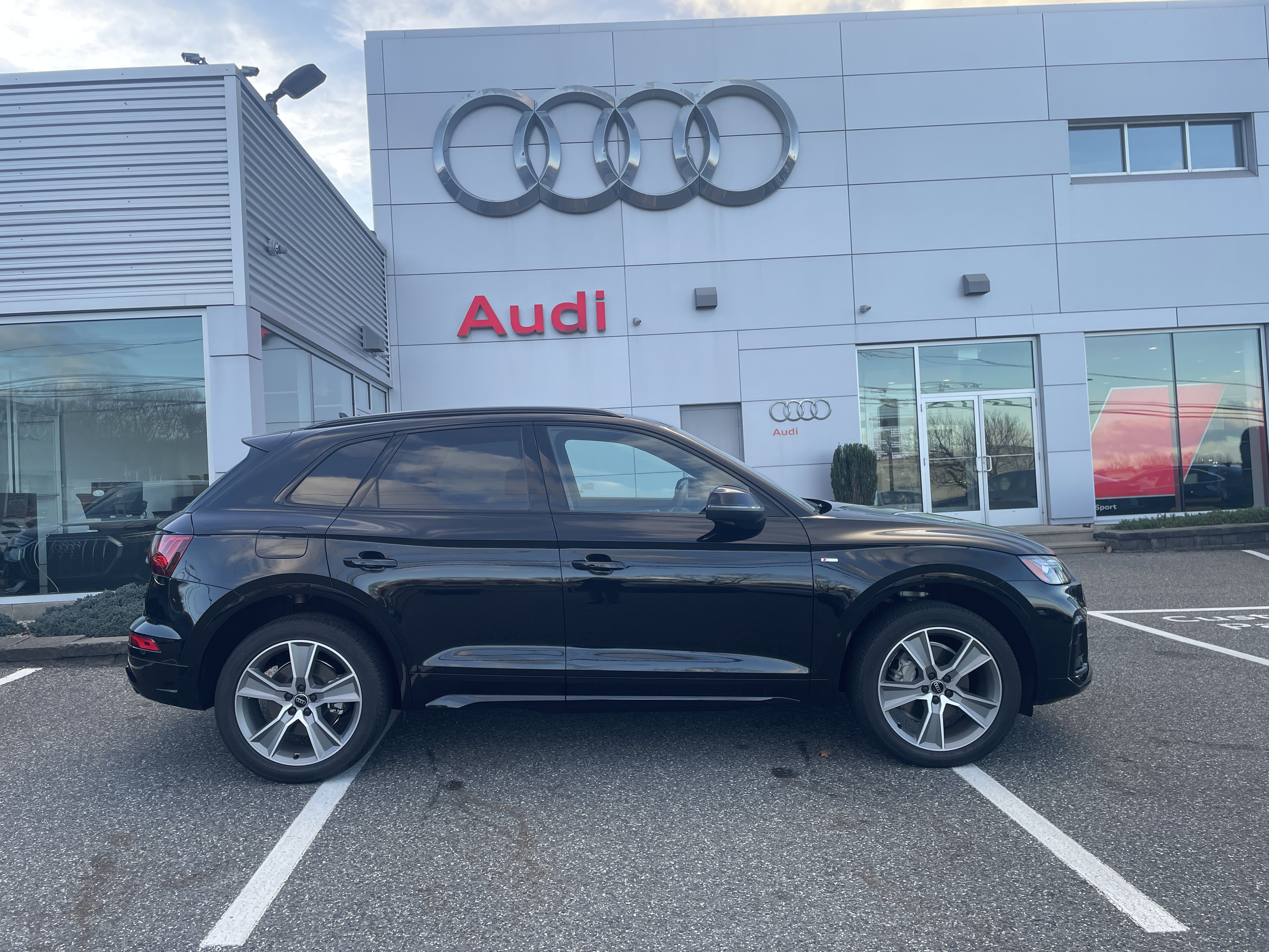 Certified 2025 Audi Q5 2.0T Premium w/ Convenience Plus Package image 3
