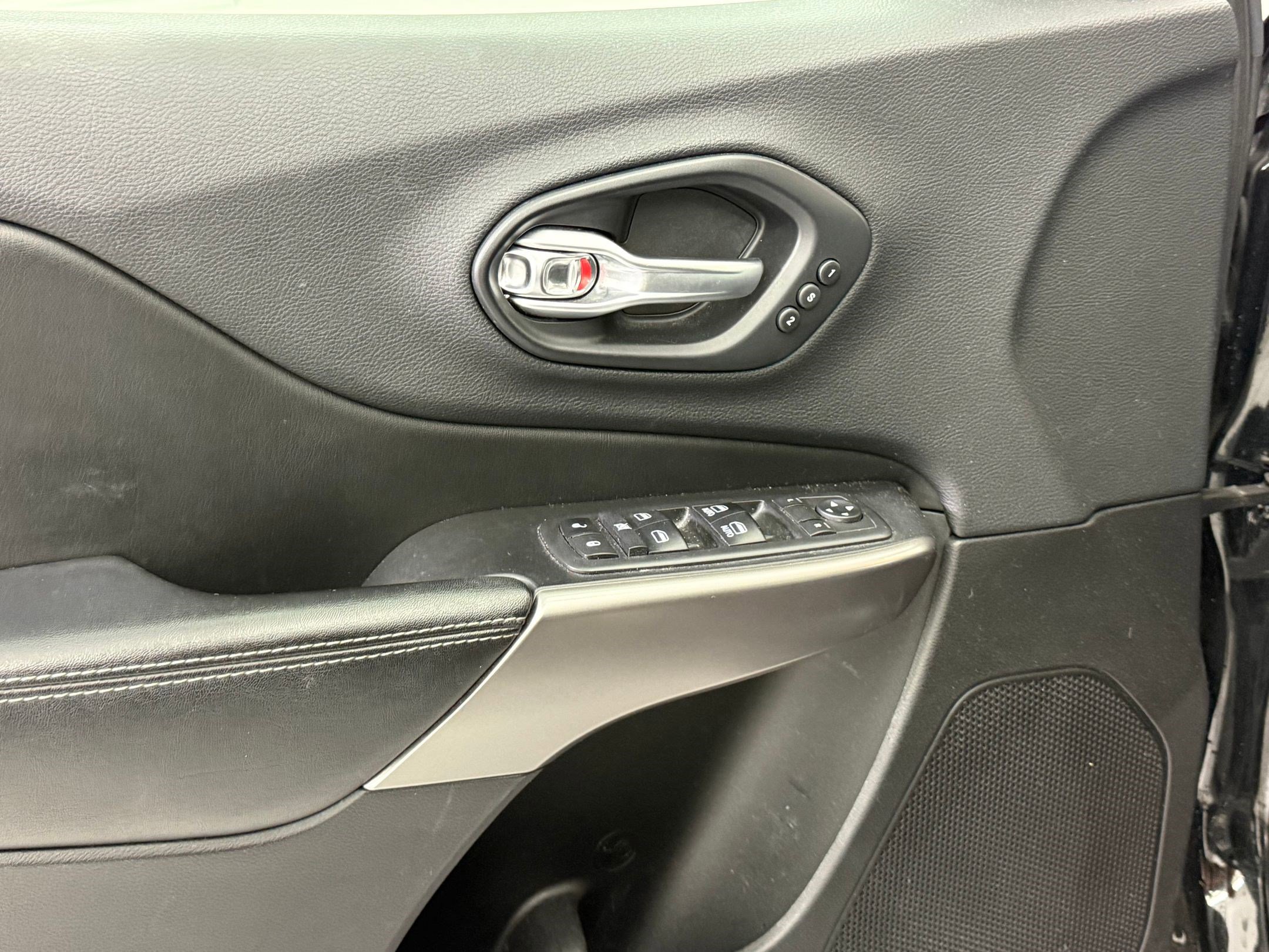 Used 2019 Jeep Cherokee Limited image 27