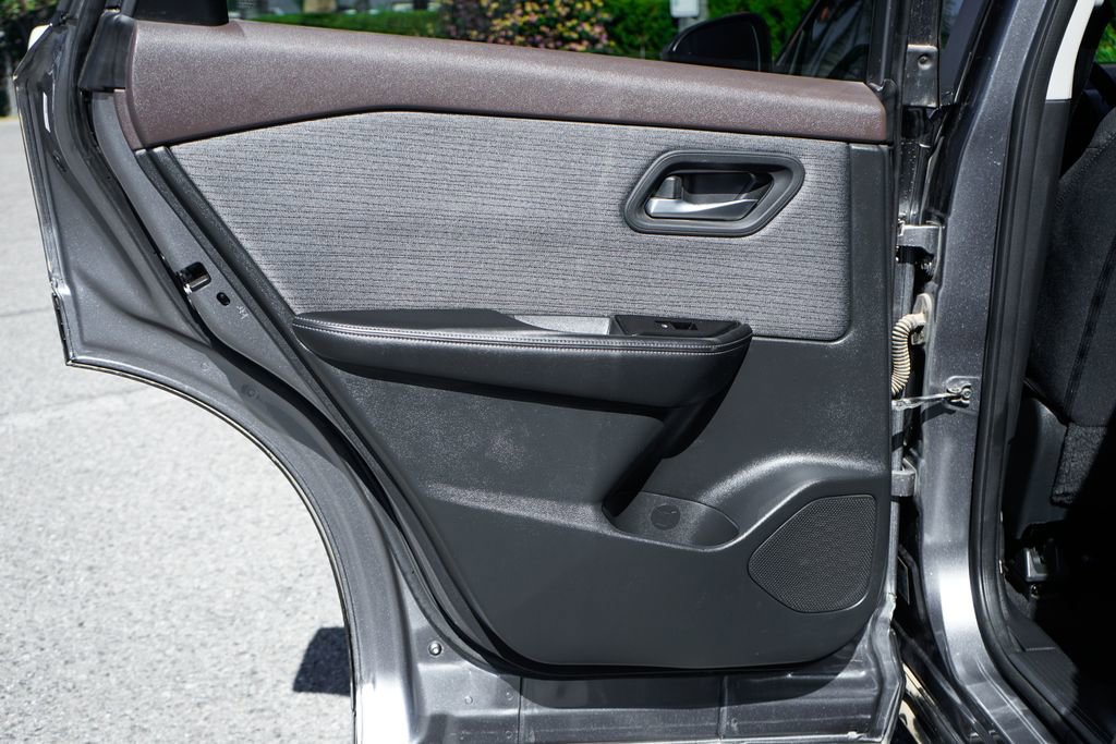 Used 2023 Nissan Rogue SV image 30