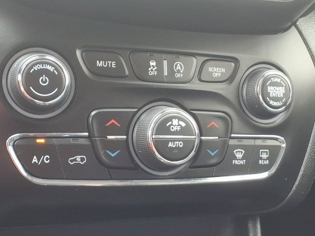 Used 2019 Jeep Cherokee Overland w/ Technology Group AWD/4WD image 21