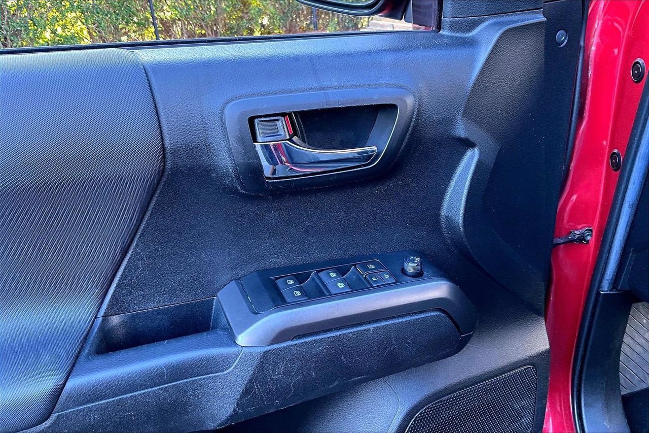 Used 2022 Toyota Tacoma TRD Sport AWD/4WD image 26