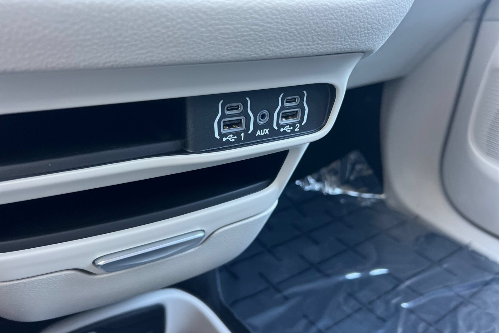 Used 2024 Chrysler Pacifica Limited FWD image 40