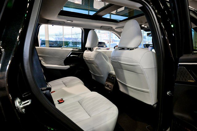 Used 2025 Mitsubishi Outlander AWD image 23