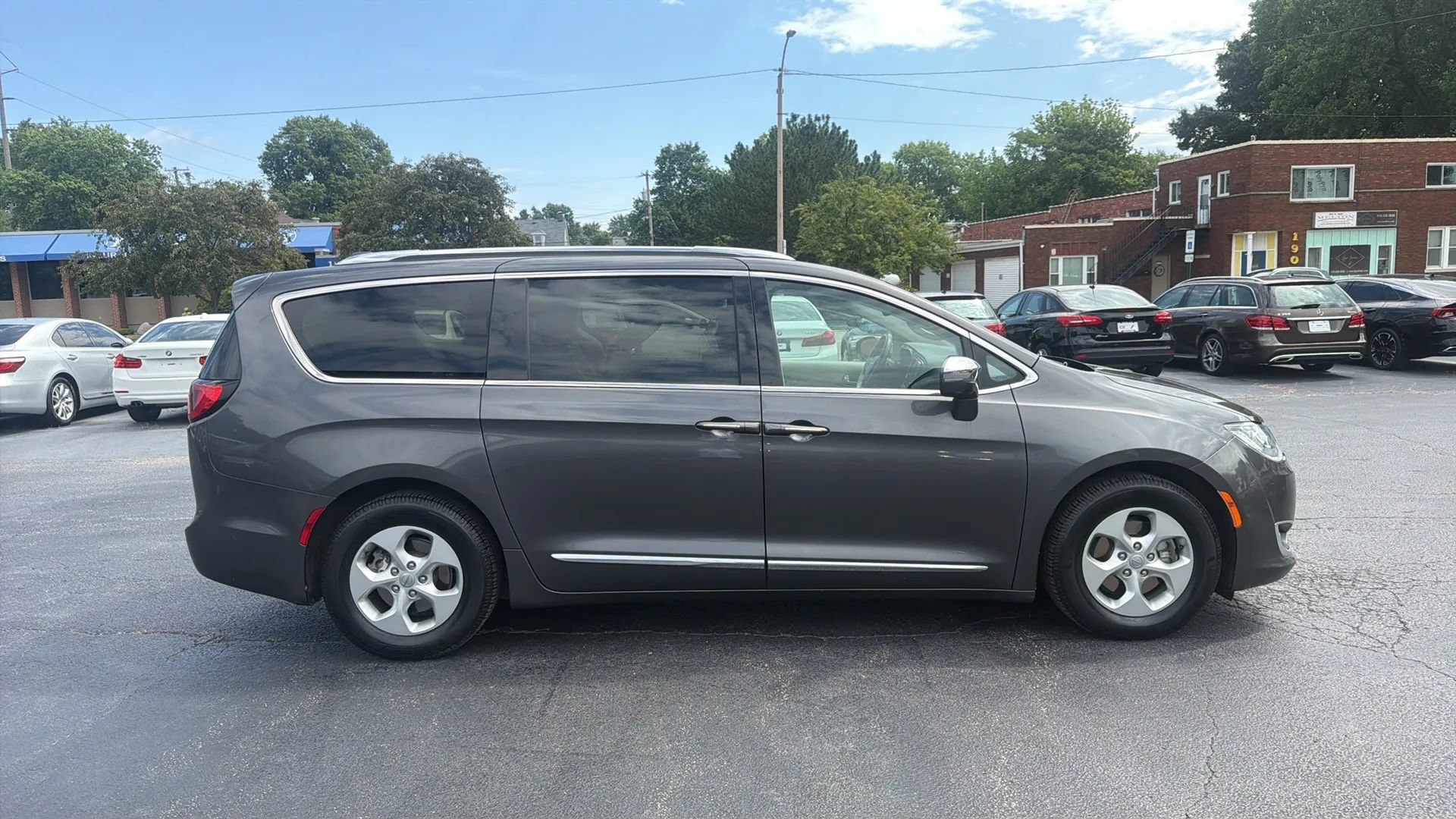Used 2017 Chrysler Pacifica Platinum FWD image 4