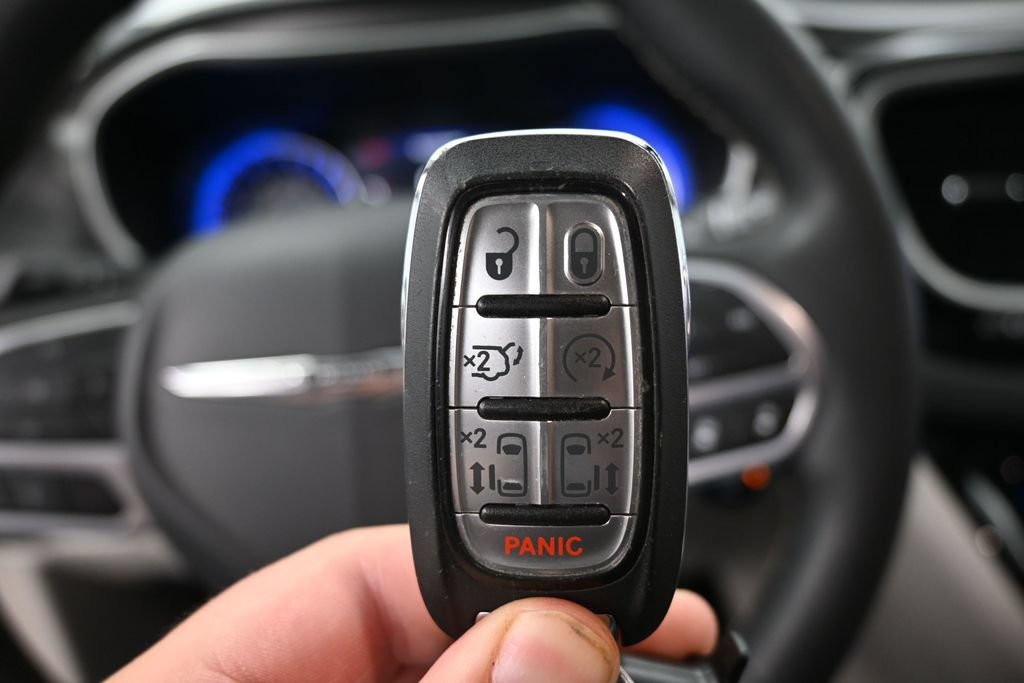 Used 2024 Chrysler Pacifica Touring-L FWD image 47