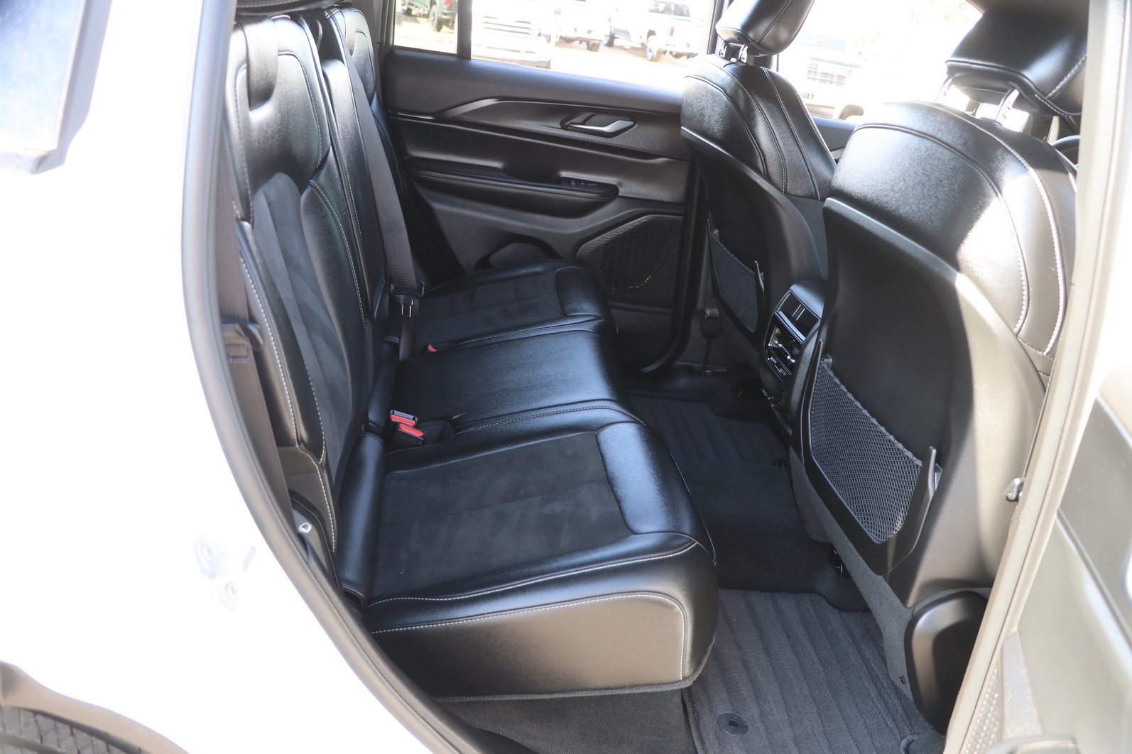 Used 2024 Jeep Grand Cherokee Altitude AWD/4WD image 30