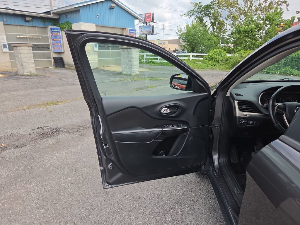 Used 2014 Jeep Cherokee Latitude w/ Comfort/Convenience Group AWD/4WD image 18