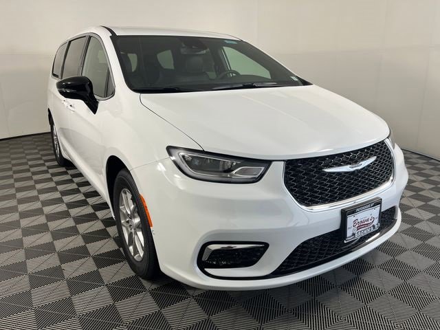New 2025 Chrysler Pacifica Select image 4