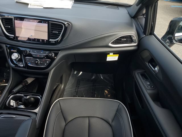 New 2027 Chrysler Pacifica Limited AWD/4WD image 18