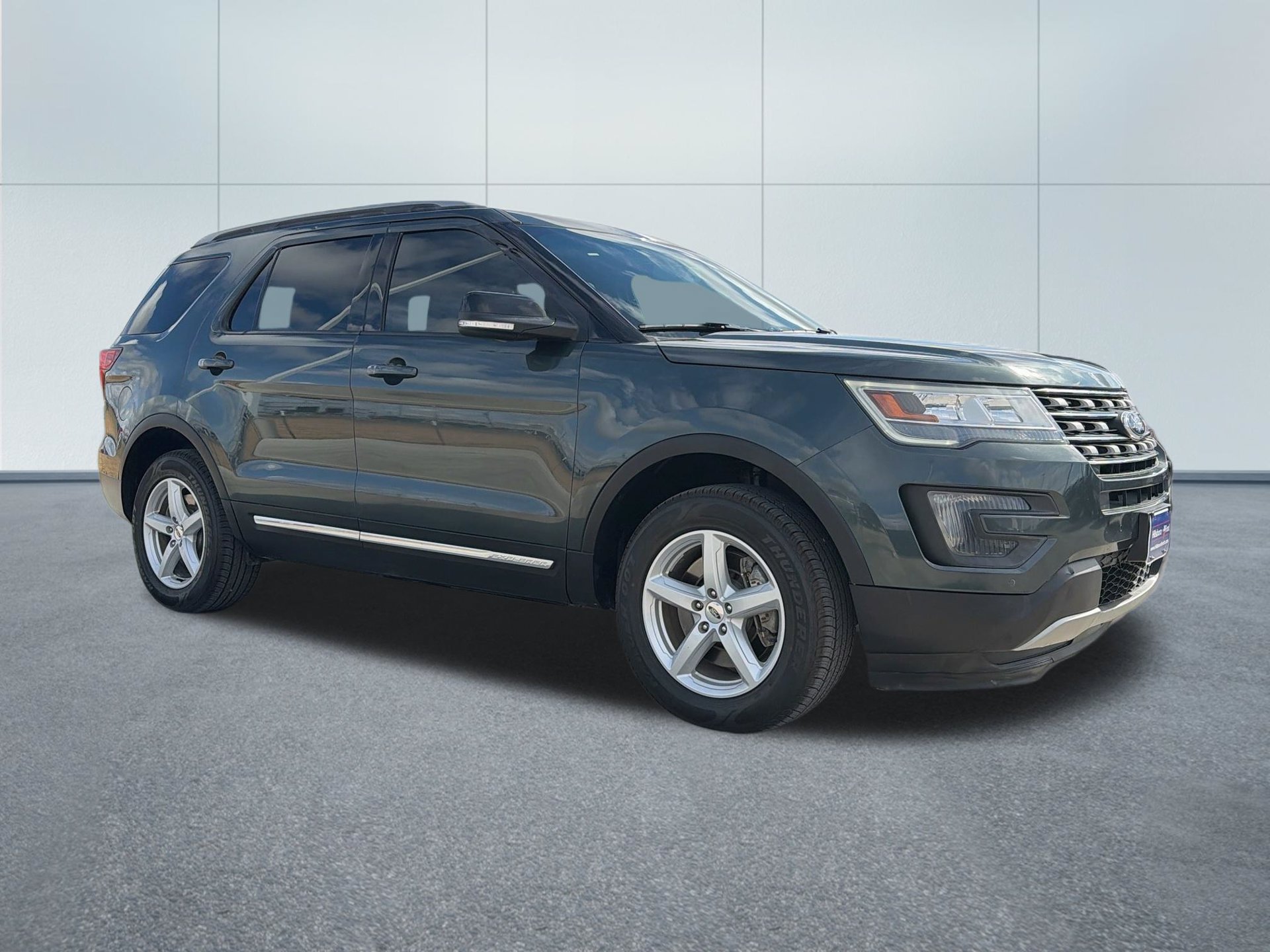 Used 2016 Ford Explorer XLT w/ Equipment Group 202A FWD image 3