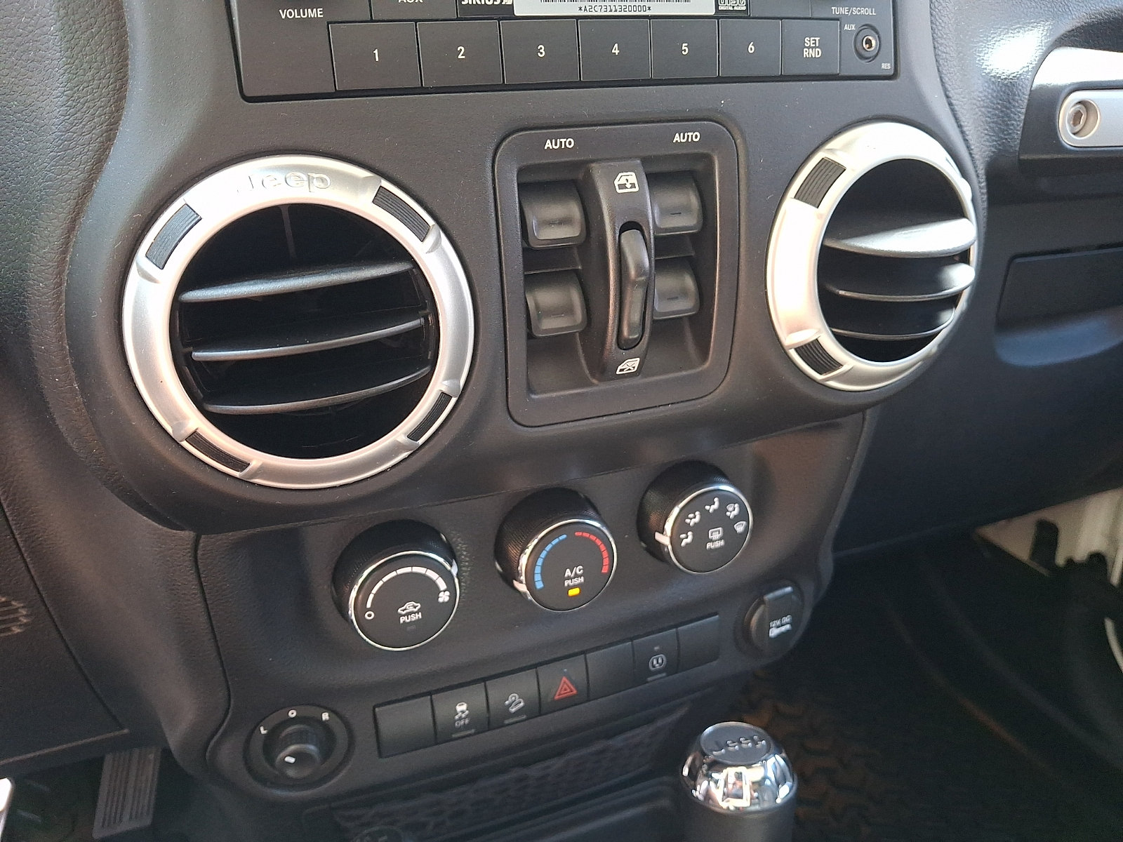 Used 2016 Jeep Wrangler Unlimited Sahara w/ Connectivity Group AWD/4WD image 22