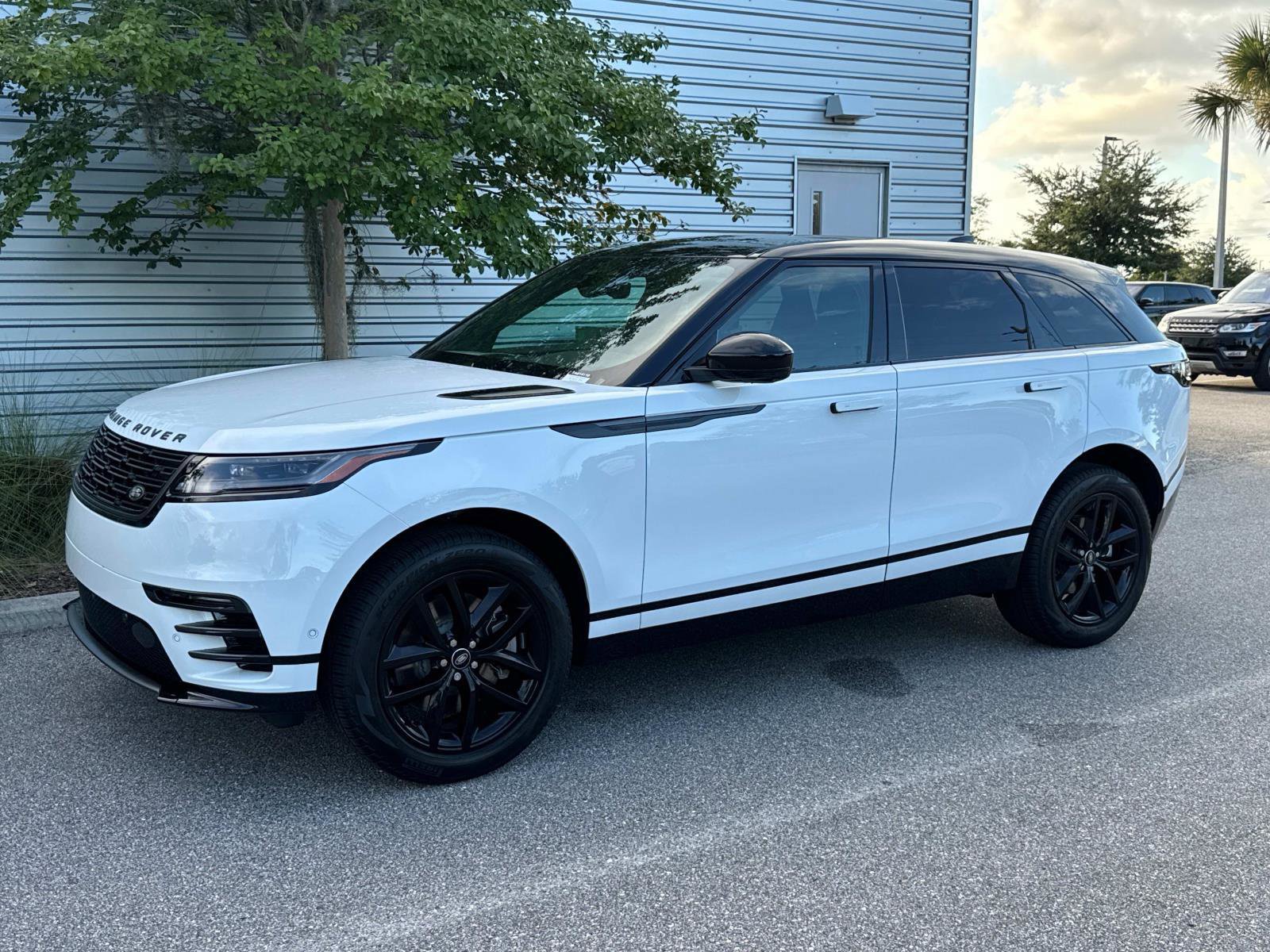 New 2026 Land Rover Range Rover Velar Dynamic SE image 1