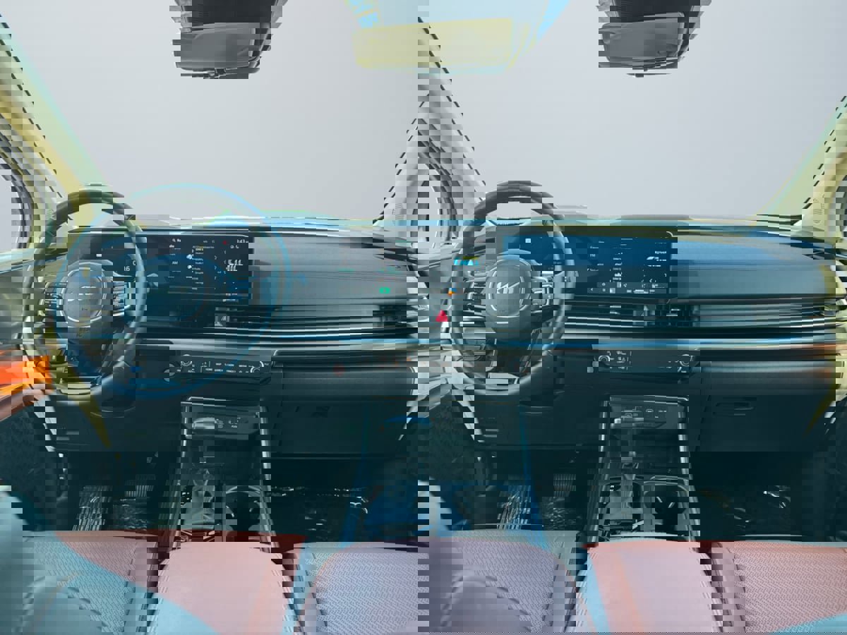 Used 2025 Kia Carnival SX Prestige image 10