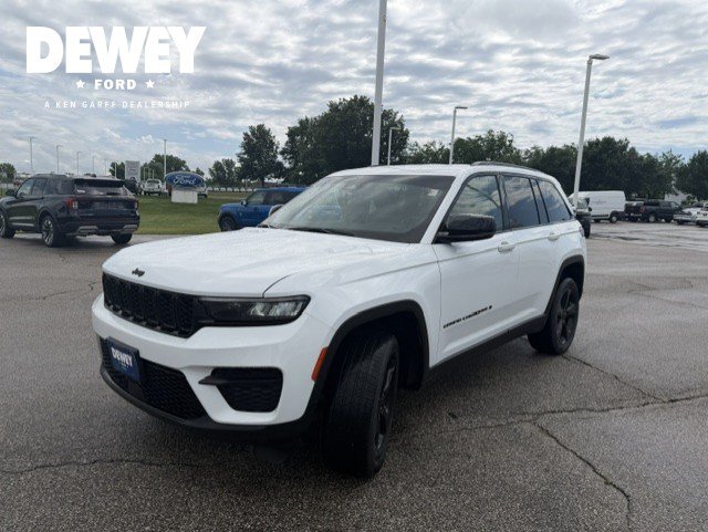 Used 2022 Jeep Grand Cherokee Altitude AWD/4WD image 3