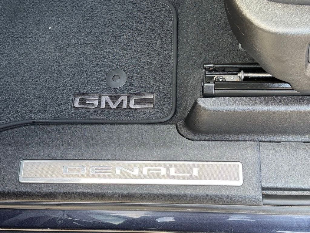 Used 2025 GMC Yukon Denali w/ Sun & Power Step Package image 35