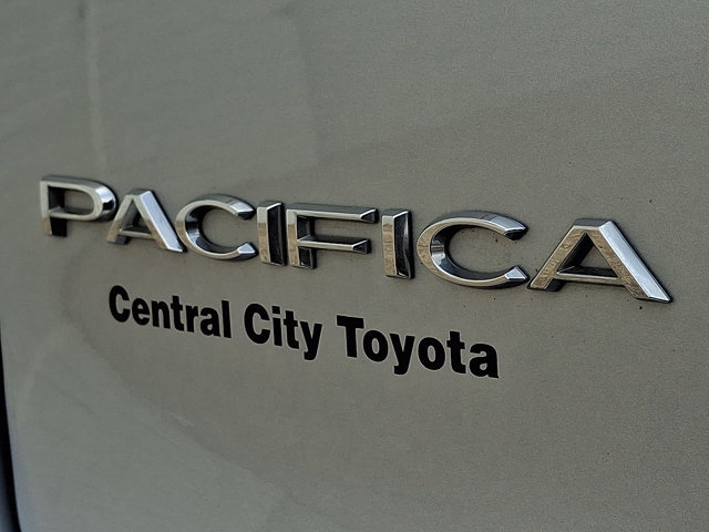 Used 2023 Chrysler Pacifica Touring-L image 30