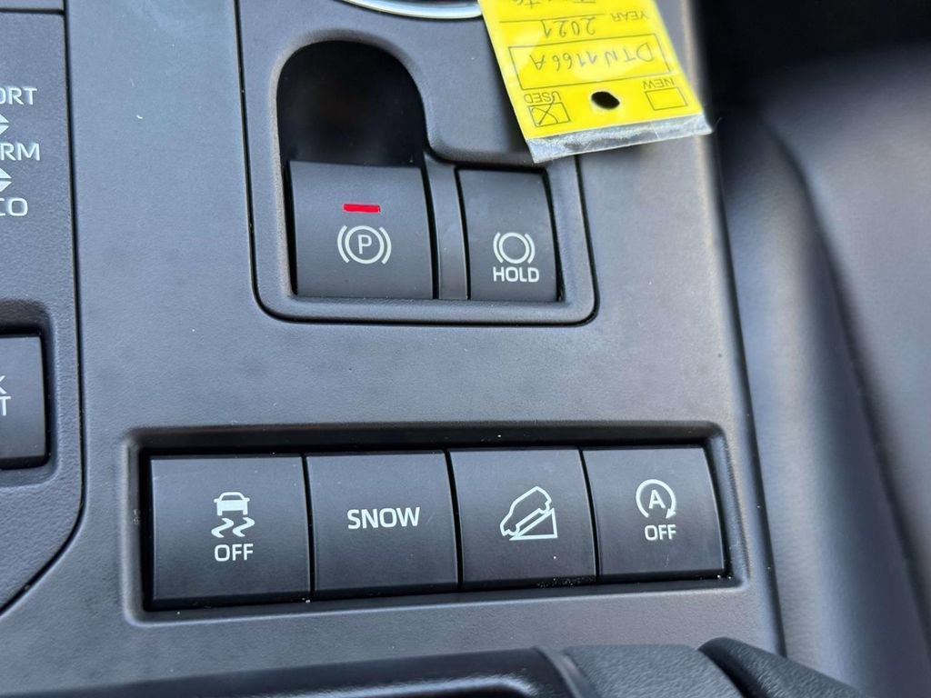 Used 2021 Toyota Highlander XLE AWD/4WD image 30