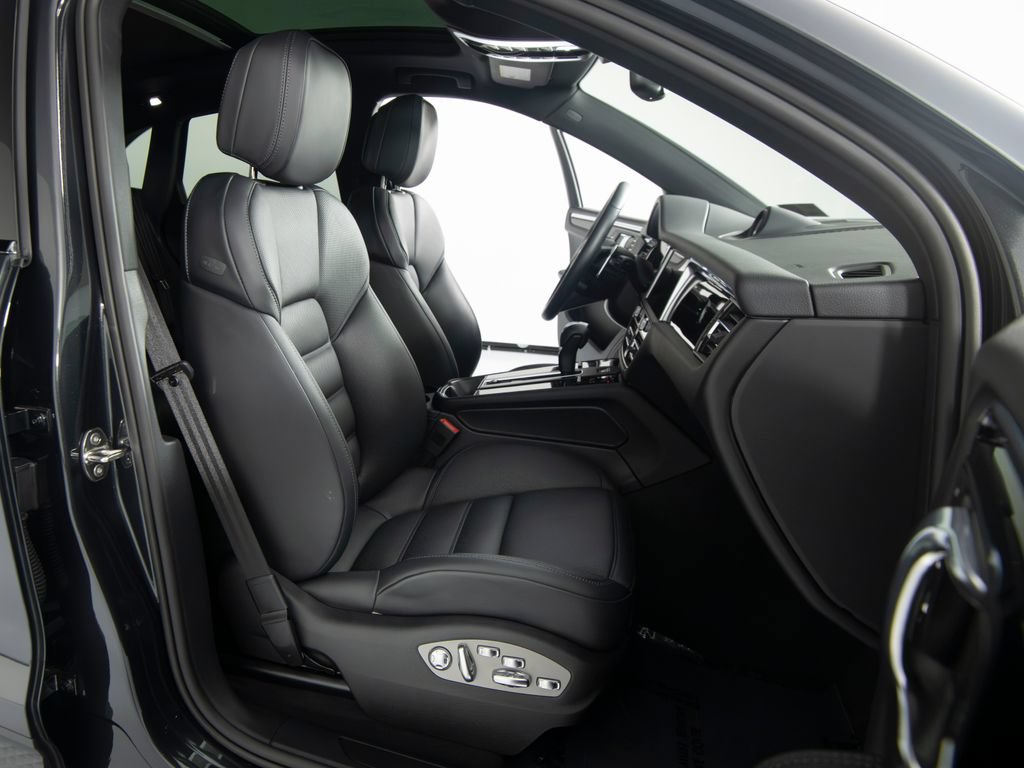 Certified 2026 Porsche Macan AWD/4WD image 38
