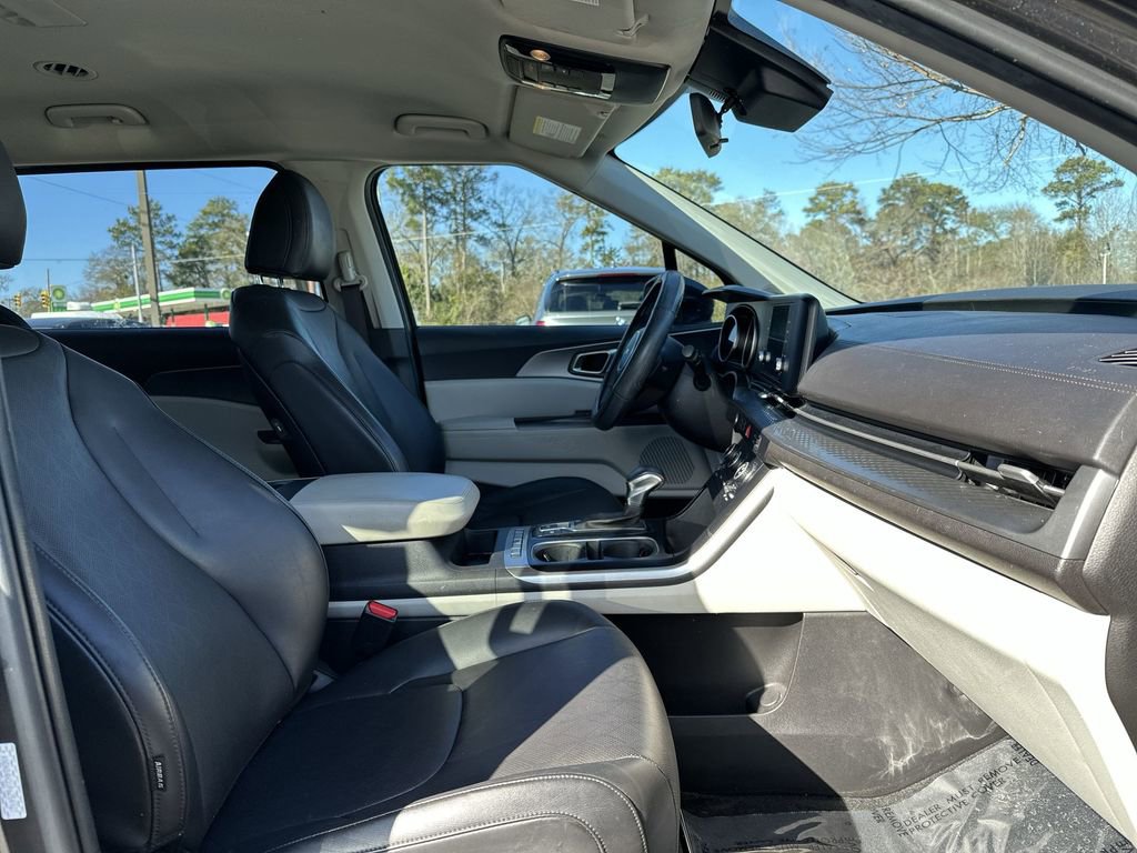 Used 2023 Kia Carnival LX image 23