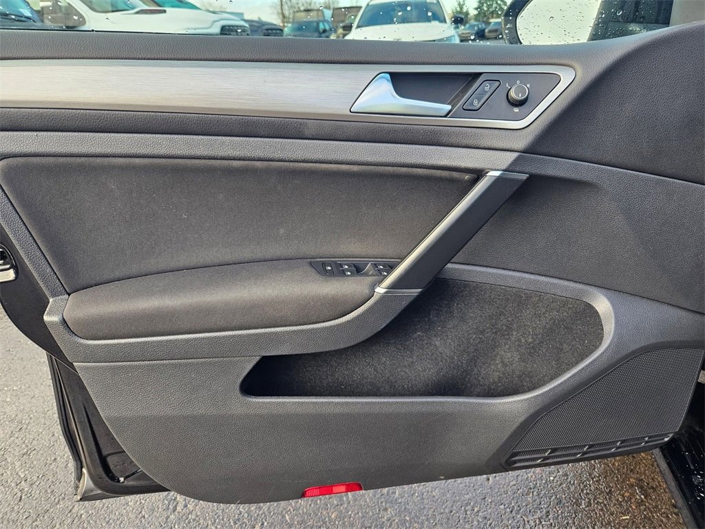 Used 2017 Volkswagen Golf 4-Door image 11