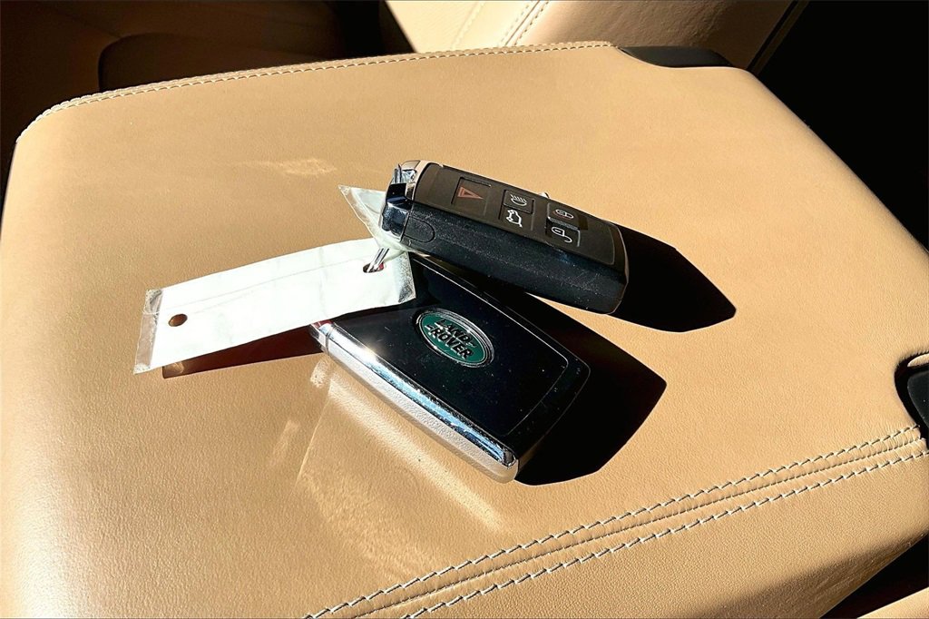 Certified 2025 Land Rover Defender 110 X-Dynamic SE image 10