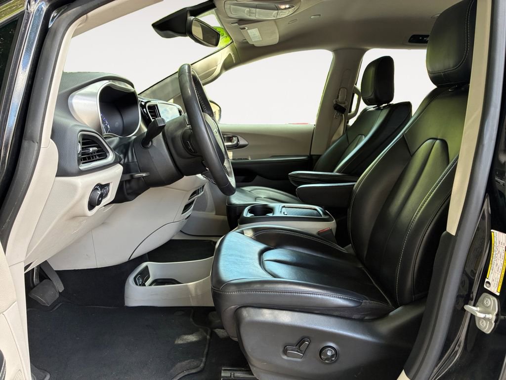 Used 2023 Chrysler Pacifica Touring-L FWD image 9