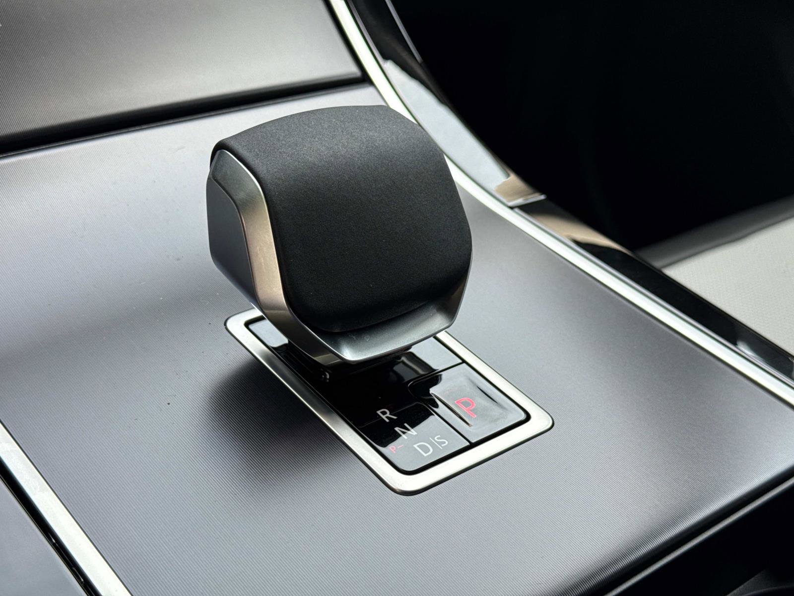 New 2026 Land Rover Range Rover Velar Dynamic SE image 25