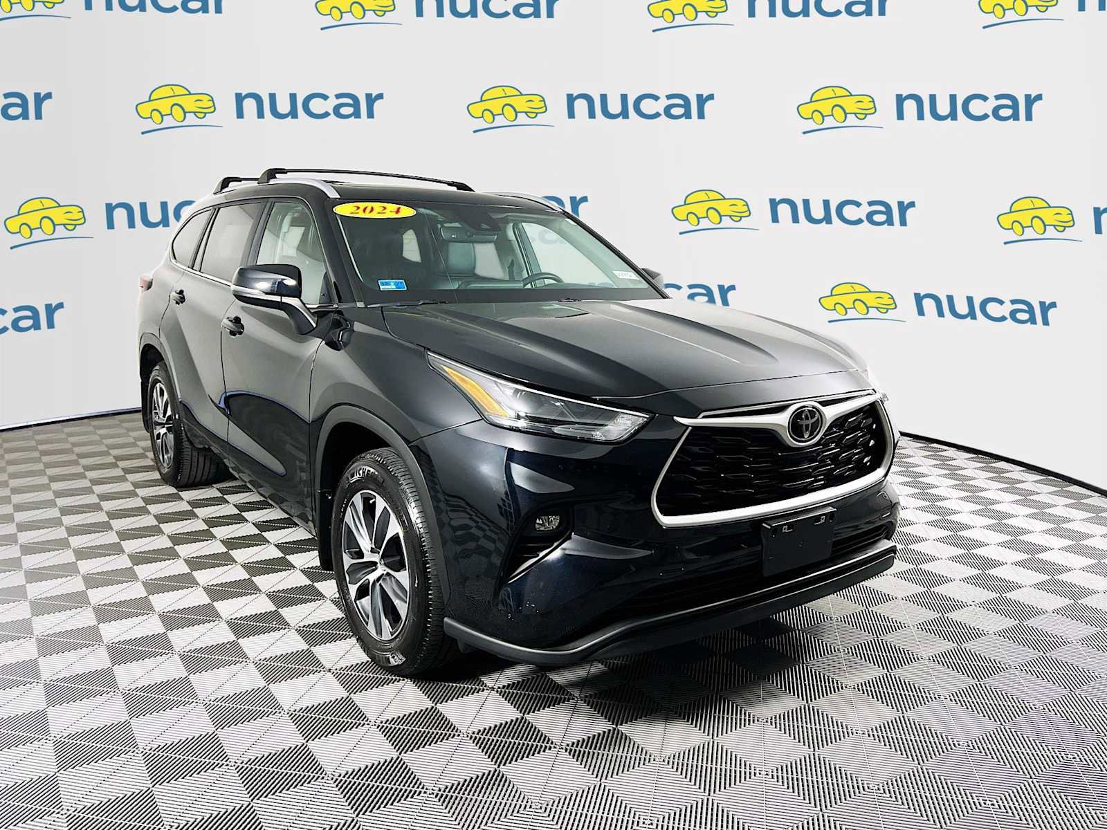 Used 2024 Toyota Highlander XLE image 1