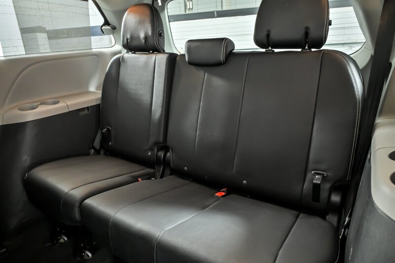 Used 2016 Toyota Sienna SE w/ SE Preferred Package FWD image 19