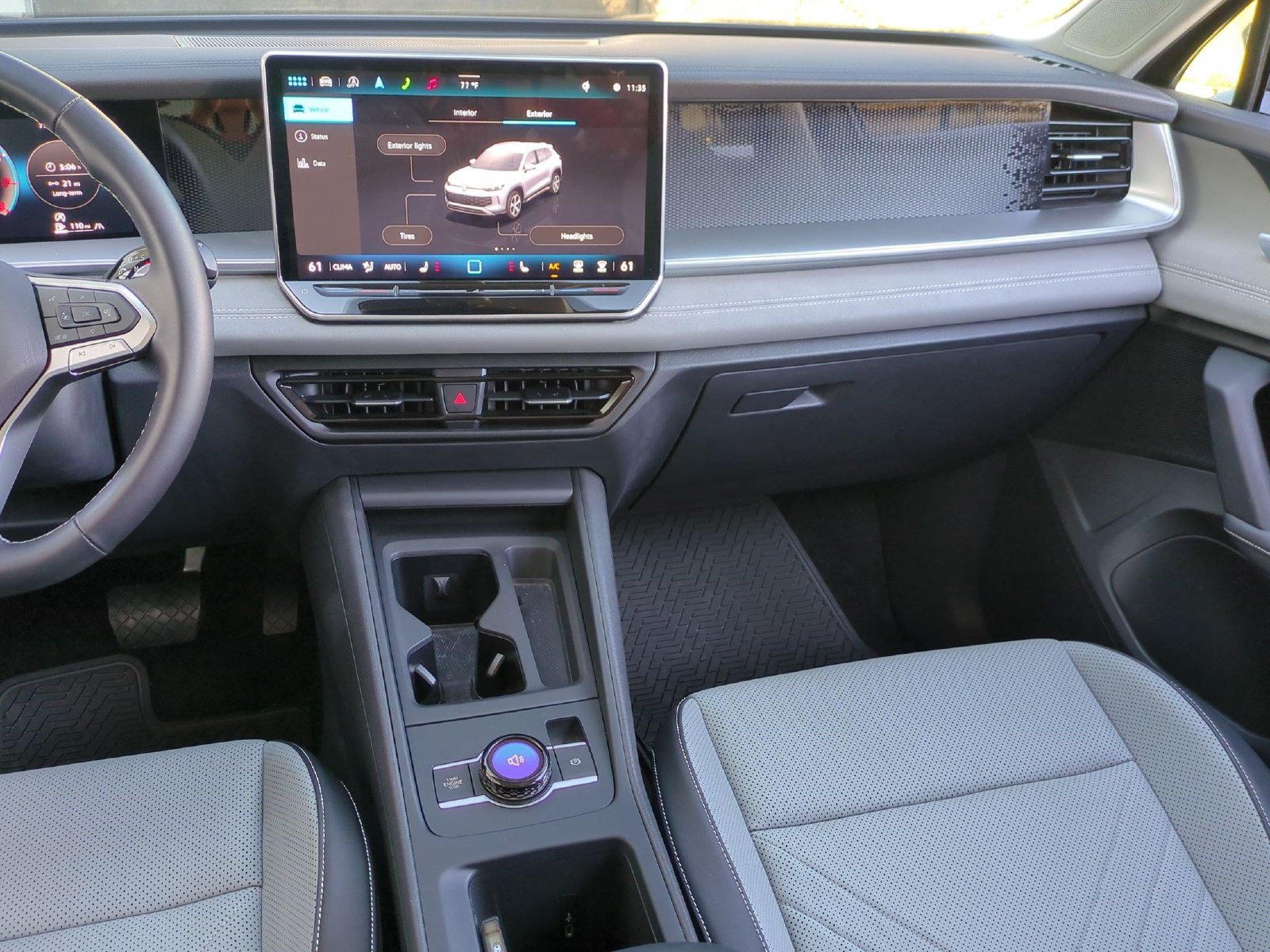Used 2025 Volkswagen Tiguan SE w/ Panoramic Sunroof Package AWD/4WD image 8