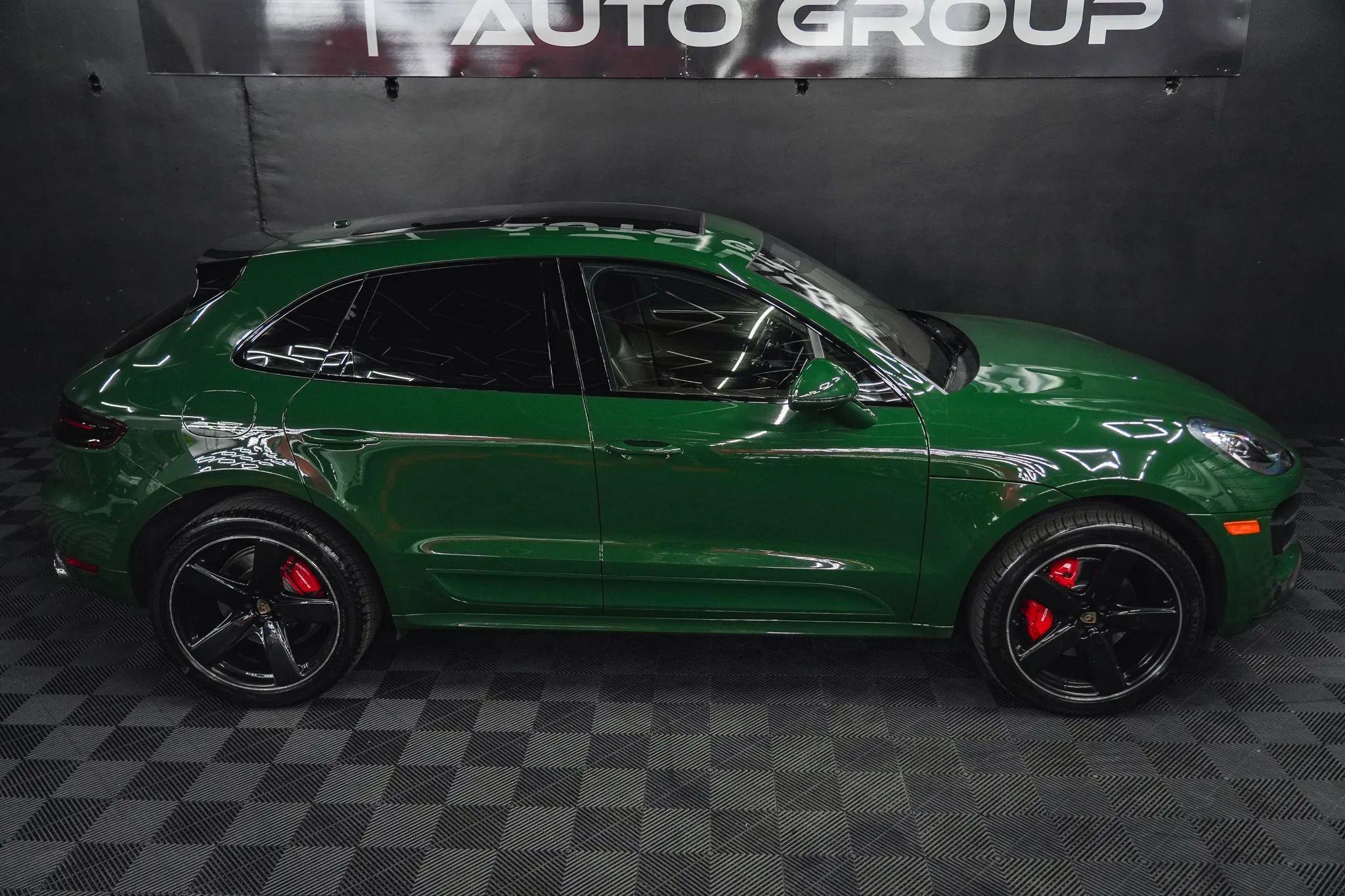 Used 2018 Porsche Macan Turbo AWD/4WD image 16