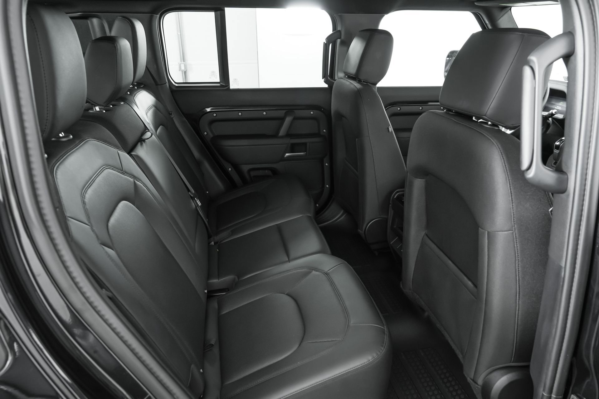 Used 2025 Land Rover Defender 110 S image 23