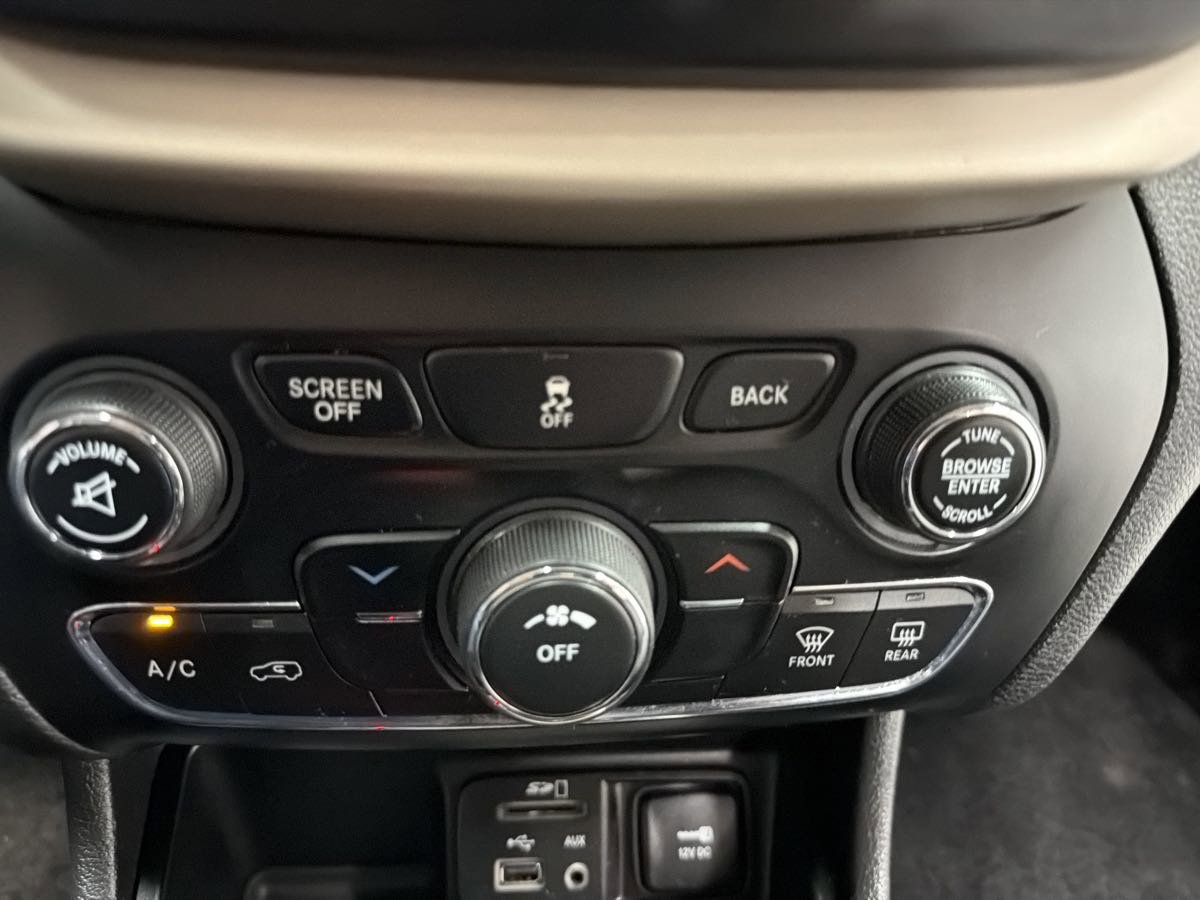 Used 2018 Jeep Cherokee Latitude image 21