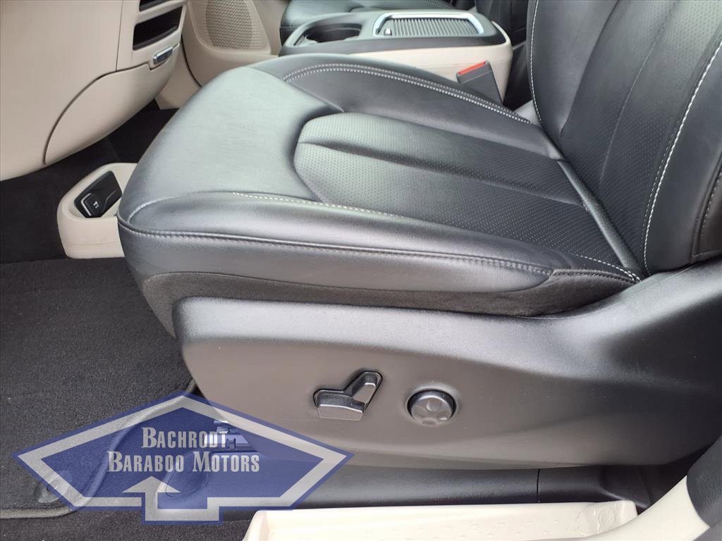 Used 2024 Chrysler Pacifica Select image 12