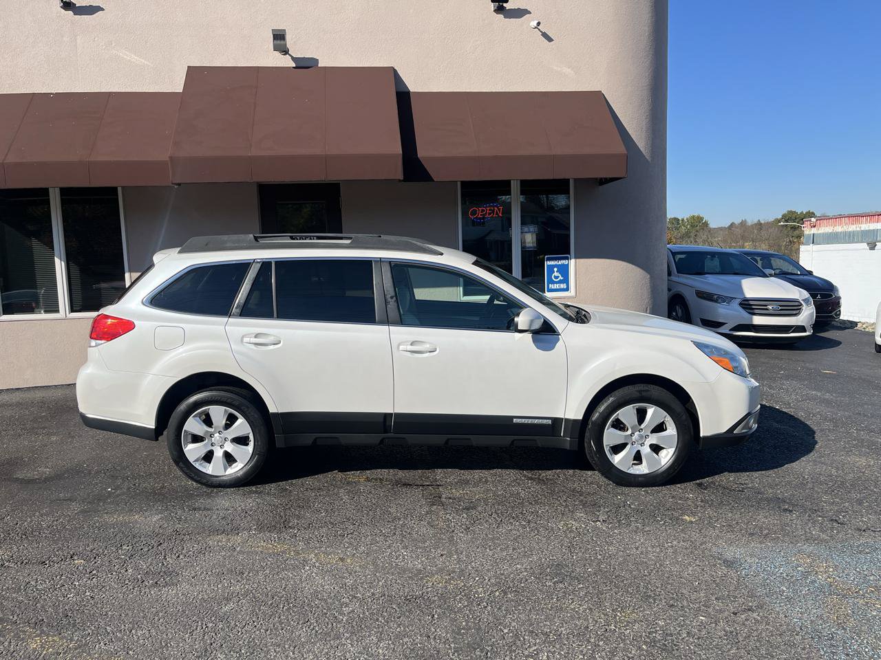 Used 2012 Subaru Outback 2.5i Premium w/ All-Weather Pkg AWD/4WD image 4